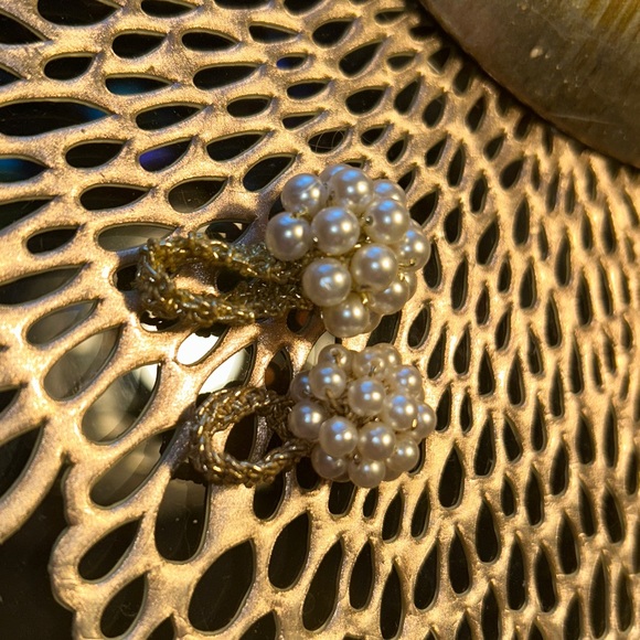 Pair of Vintage Pearl Cluster Fashion Rings. One ring is larger than other. - Picture 6 of 6